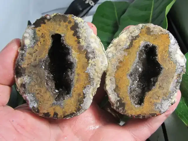 0.415 KILO BRAZIL CRYSTAL GEODES MS 1871