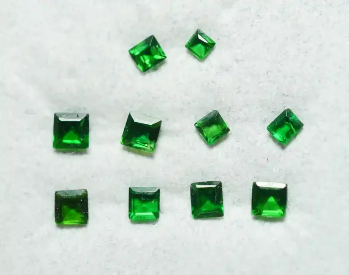 0.550 CRT 10 PCS BRILLIANT GREEN TSAVORITE GARNET PARCELS-