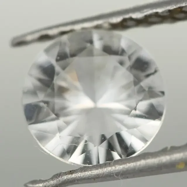 0.77CTS DIAMOND CUT SILVERY WHITE SAPPHIRE (ST9209)