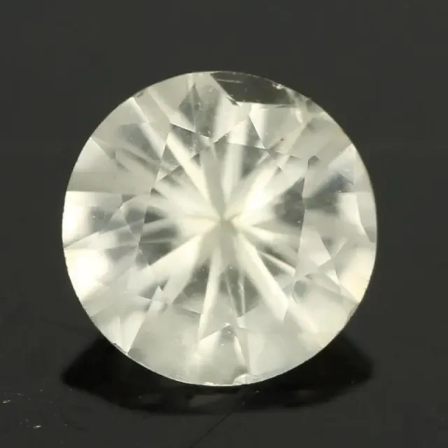 0.85CTS DIAMOND CUT SILVERY WHITE SAPPHIRE (SAP332)