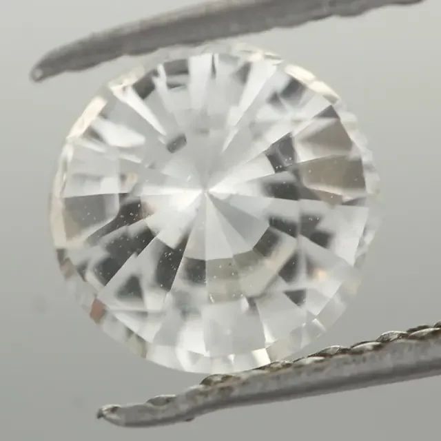0.99CTS DIAMOND CUT SILVERY WHITE SAPPHIRE (ST9207)