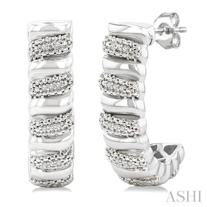 1/10 Ctw Bold Silver Ribbed Swirl Round Cut Diamond Bold Half Hoop Earring in Sterling Silver