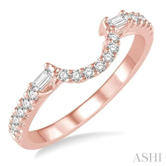 1/3 Ctw Crescent Shape Center Diamond Wedding Band in 14K Rose Gold