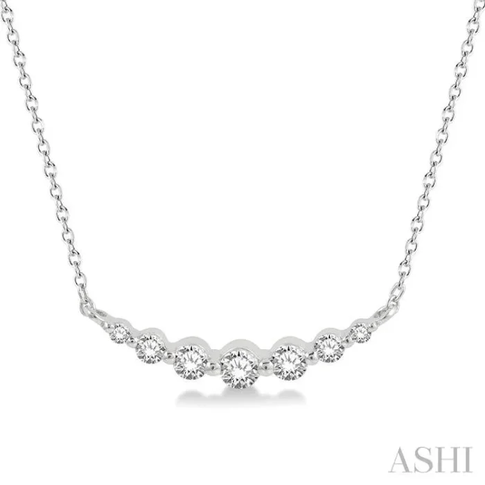 1/4 Ctw Diamond Smile Necklace in 14K White Gold