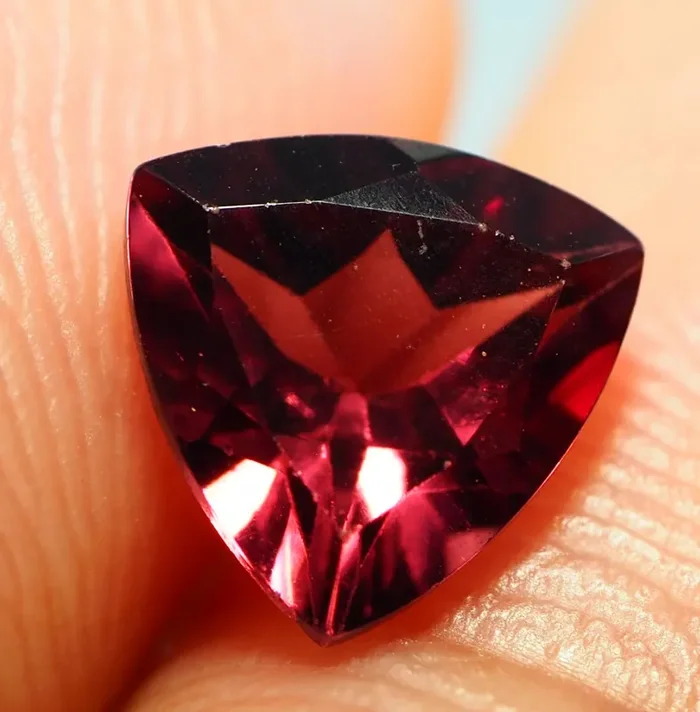1.50CT RHODOLITE GARNET RS43