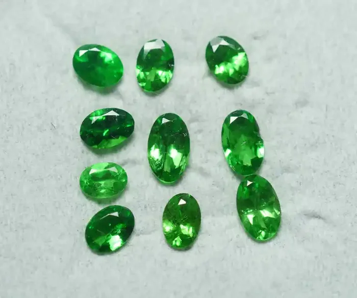 1.670 CRT 10 PCS BRILLIANT GREEN TSAVORITE GARNET PARCELS-