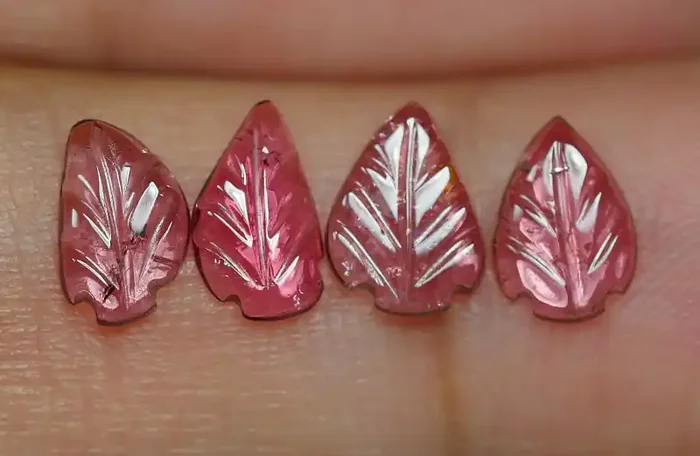1.910 CRT CARVING LEAF TOURMALIN PARCELS-