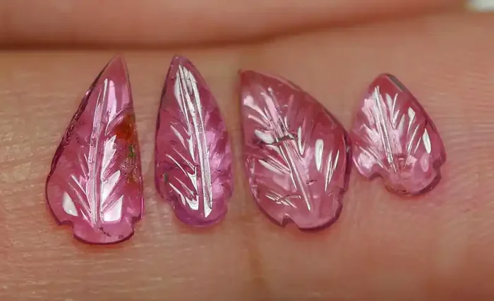 1.910 CRT CARVING LEAF TOURMALIN PARCELS-