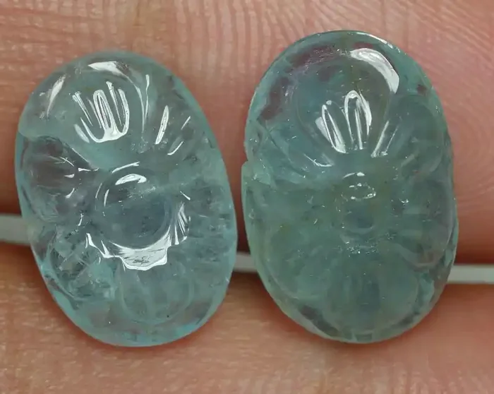 10.600CRT BEAUTY PAIR LEAF AQUAMARINE CARVING –