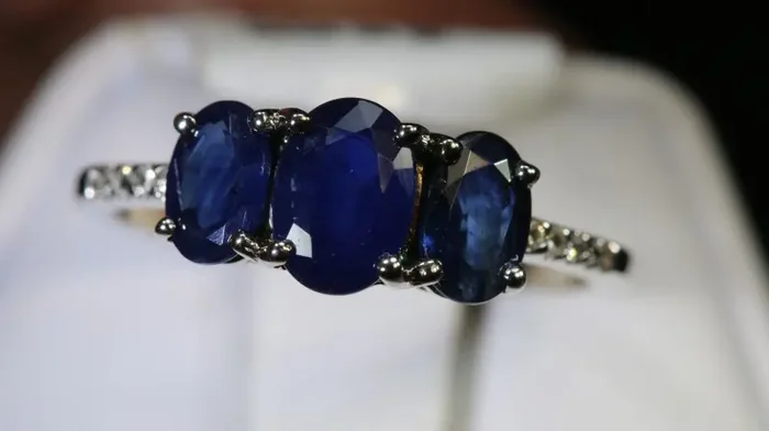 10.75-CTS SAPPHIRE RING BLUE AND WHITE SG-2700
