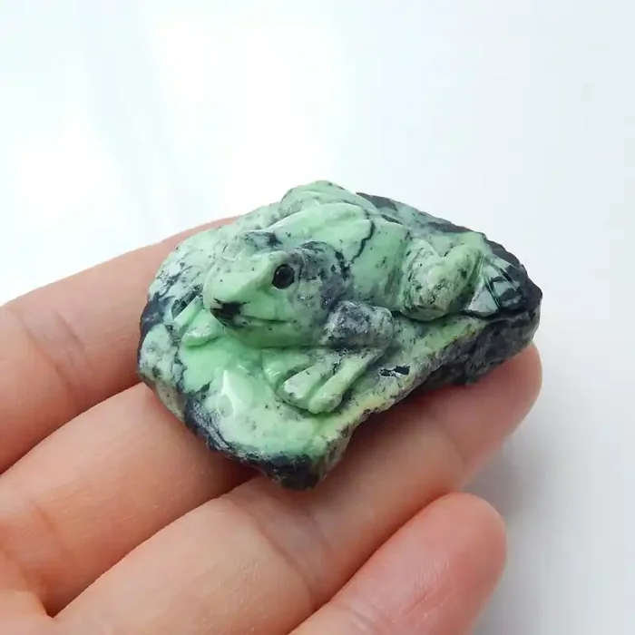 120cts Amazing Hand Carved frog, green turquoise Sculpture(A802)