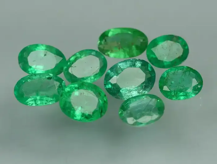 2.070 CRT PARCELS 9 PCS STUNNING GREEN ZAMBIAN EMERALD*