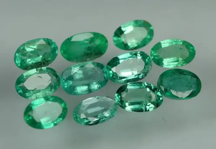 2.260 CRT PARCELS 11 PCS STUNNING GREEN ZAMBIAN EMERALD*