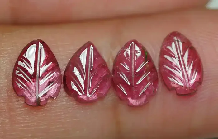 2.315 CRT CARVING LEAF TOURMALIN PARCELS-