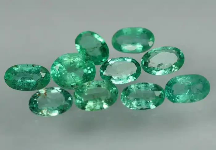2.370 CRT PARCELS 10 PCS STUNNING GREEN ZAMBIAN EMERALD*