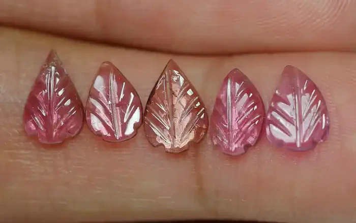 2.500 CRT CARVING LEAF TOURMALIN PARCELS-