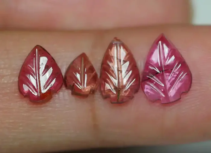 2.520 CRT CARVING LEAF TOURMALIN PARCELS-