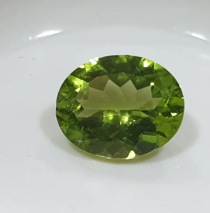2.60 Ct Peridot Faceted Oval 10x8mm.- Olivine Green.(SKU445)