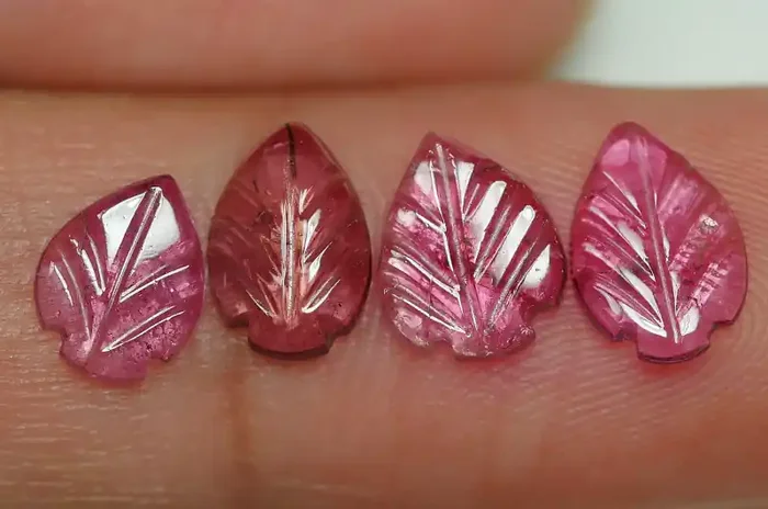 2.605 CRT CARVING LEAF TOURMALIN PARCELS-