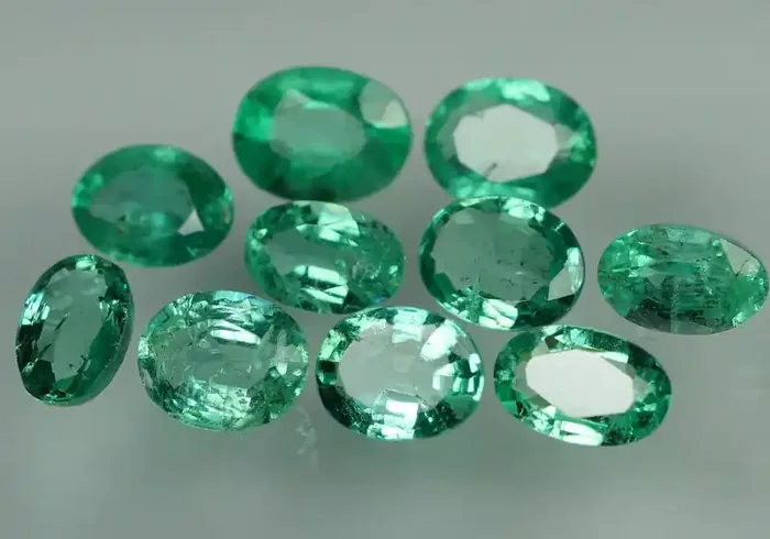 2.730 CRT PARCELS 10 PCS STUNNING GREEN ZAMBIAN EMERALD*