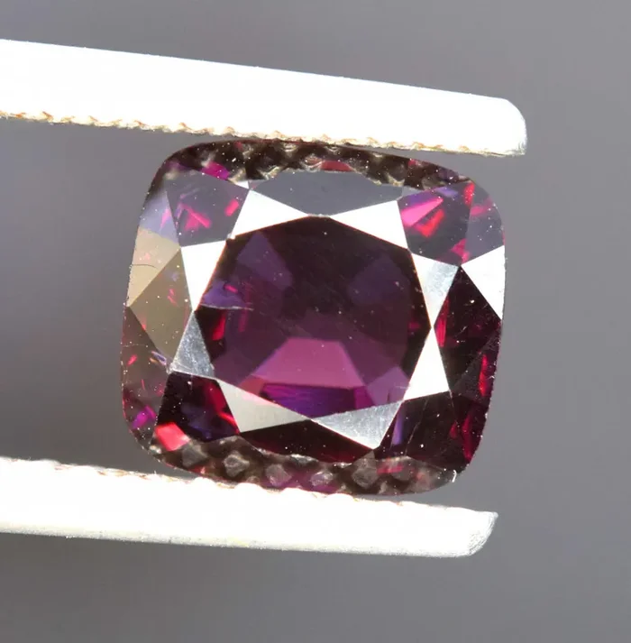 2.80 cts red Spinel Gemstone
