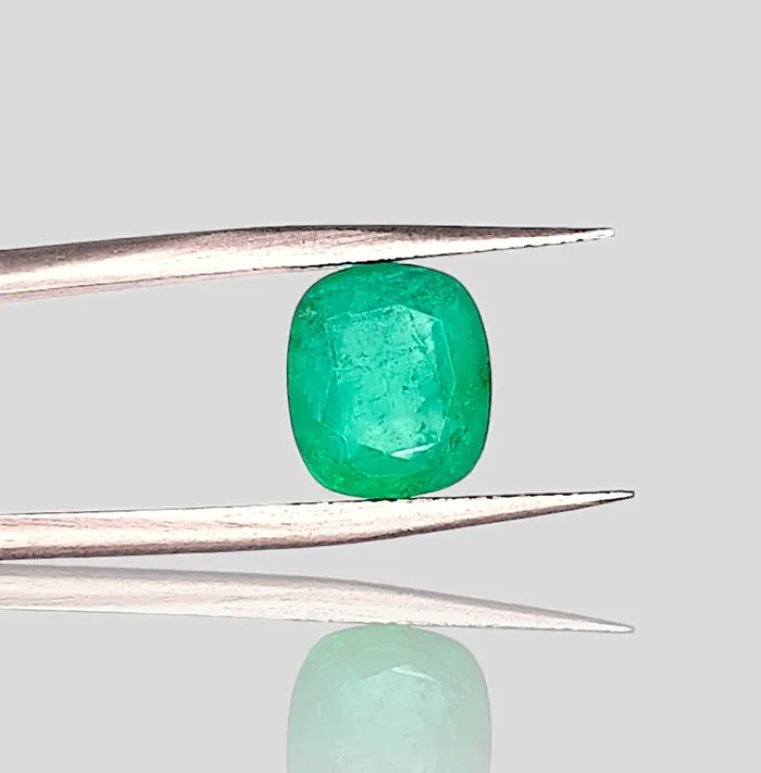 2.95cts Medium Green Natural Colombian Emerald Minor Oiled Gemstone