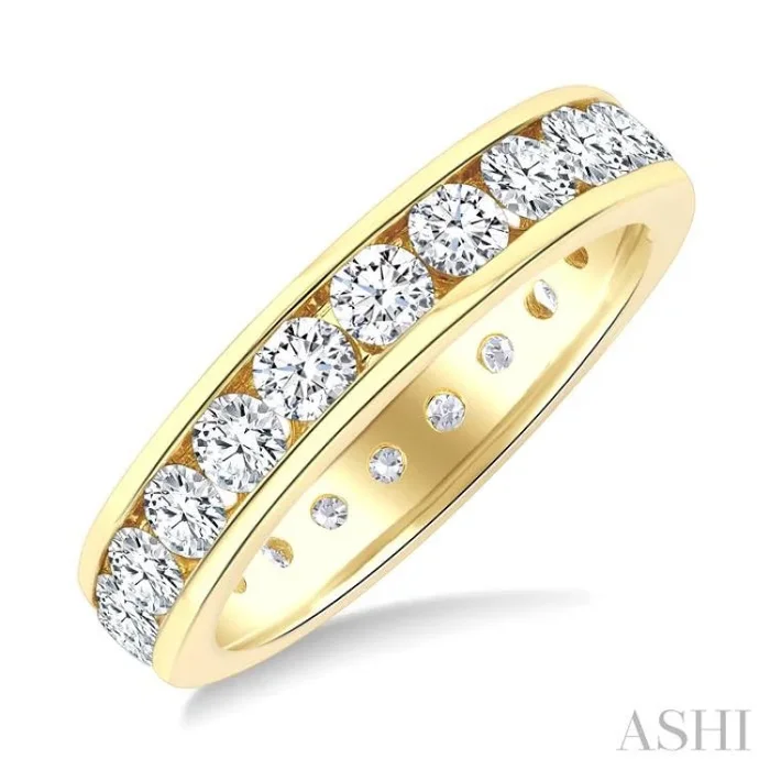2 Ctw Channel Round Cut Diamond Eternity Wedding Band in 14K Yellow Gold