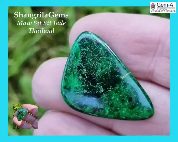 21mm Maw Sit sit Emerald Green freeform trillion cabochon 21 by 16 by 2mm