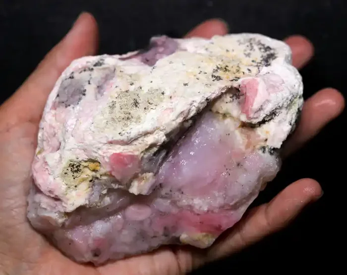 2220.00 CTS LARGE PINK OPAL SPECIMEN FROM PERU [F8401]
