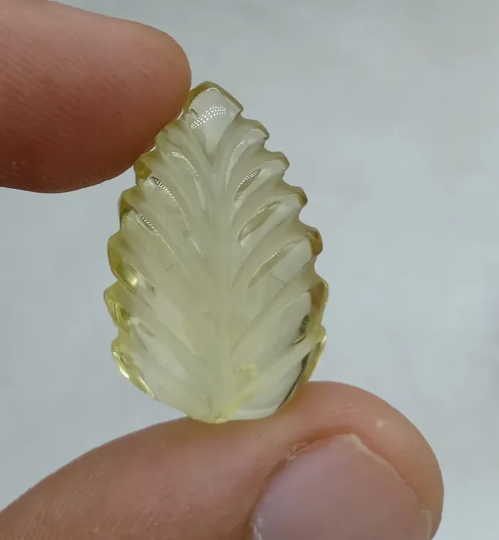 27x17mm Quartz LEAF CARVED Natural Untreated VAF85