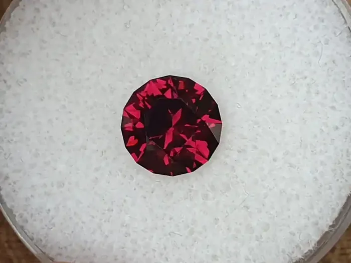 3,18ct Colour shift Umbalite Garnet – Master cut!