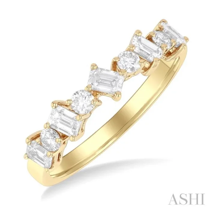 3/4 Ctw Emerald and Round Cut Diamond Fashion Band in 14K Yellow Gold