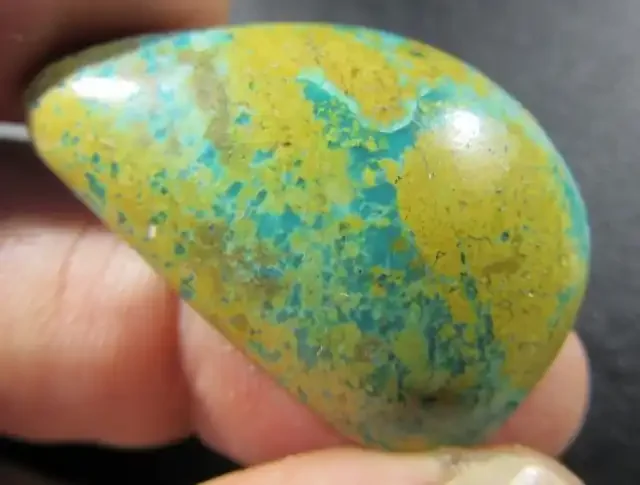 35 ctsTurquoise cabochon BU 698