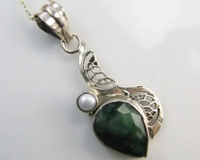 39Cts Emerald & pearl set in silver Pendant MJA 1218