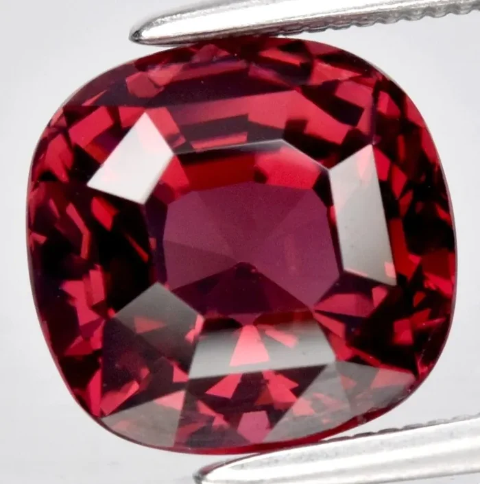 4.27 ct Top Quality Natural Pinkish Purple Rhodolite Garnet Madagascar