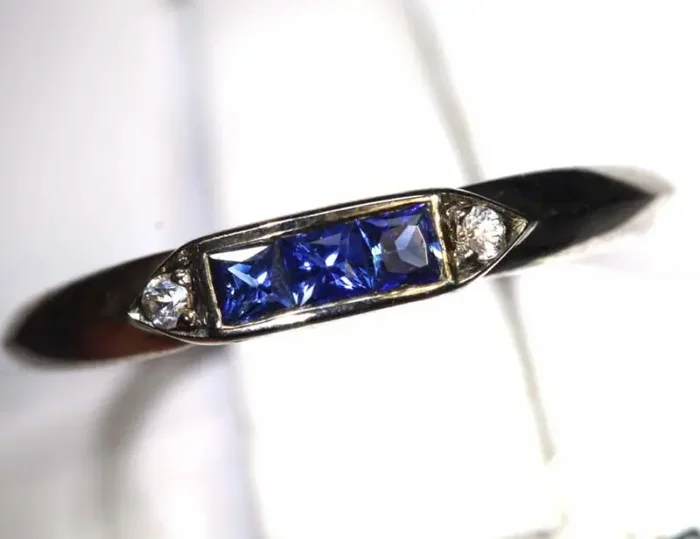 5.25-CTS SAPPHIRE RING BLUE AND WHITE SG-2731