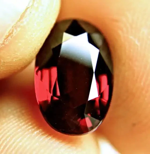 6.42 Carat VVS Elegant African Rhodolite Garnet