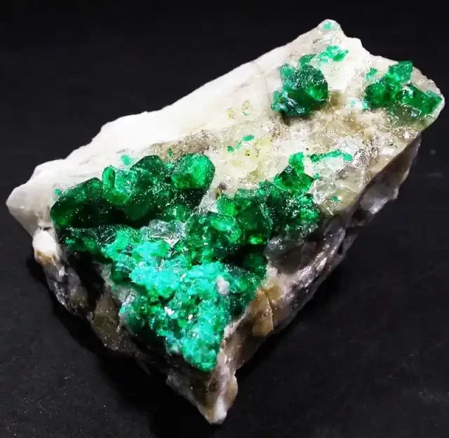 65.4 CTS DIOPTASE SPECIMEN-EMERALD GREEN [MST8421]