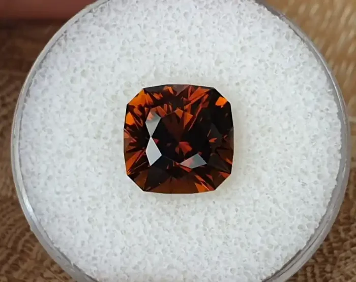 7,44ct Cognac coloured Dravite Tourmaline – Master cut!
