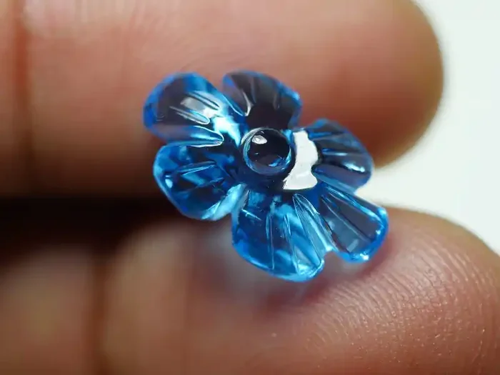 7.645CRT BEAUTY LEAF CARVING BLUE TOPAZ –