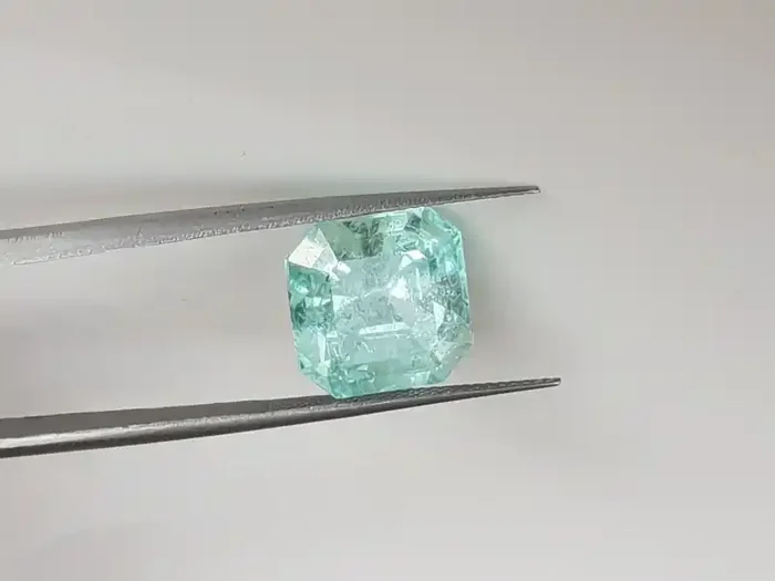 8,39ct Certified Colombian Emerald – Glowing!