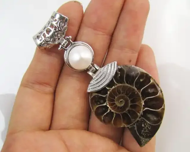 85 Cts AMMONITE PENDANT WITH NICE PEARL MJA 1107