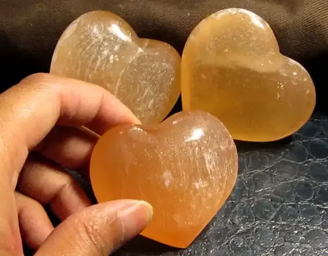 886 CTS PARCEL 3 SELENITE HEARTS PEACH COLOR GG 126