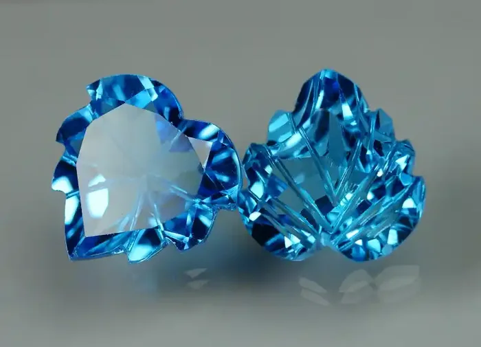 9.345 CRT LOVELY SWISS BLUE TOPAZ CARVING-