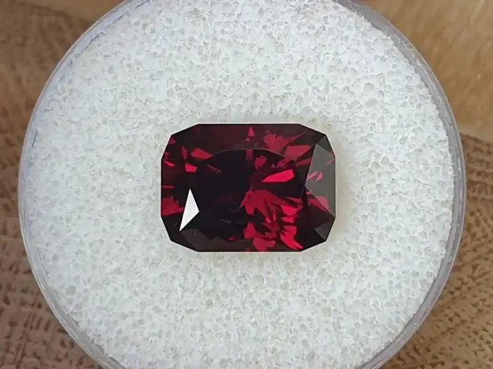 9,88ct Umbalite garnet – Master cut!