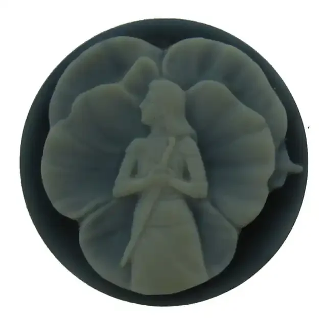ART NOUVEAU HAND CARVED BLACK & WHITE NATURAL AGATE CAMEO