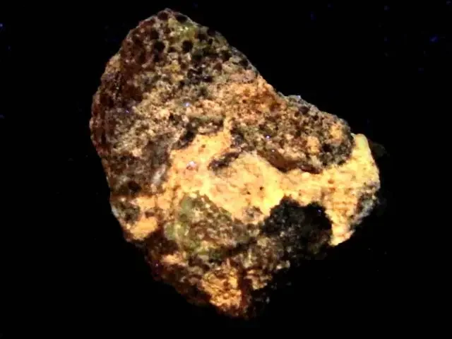 AUSTRALIAN FLOURESCENT MARY KATHELEN MINE 6 GRAMS GTT2235