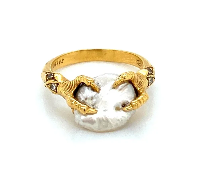 Carrera y Carrera 18k Yellow Gold Diamond Pearl Claw Ring – Size 6.5