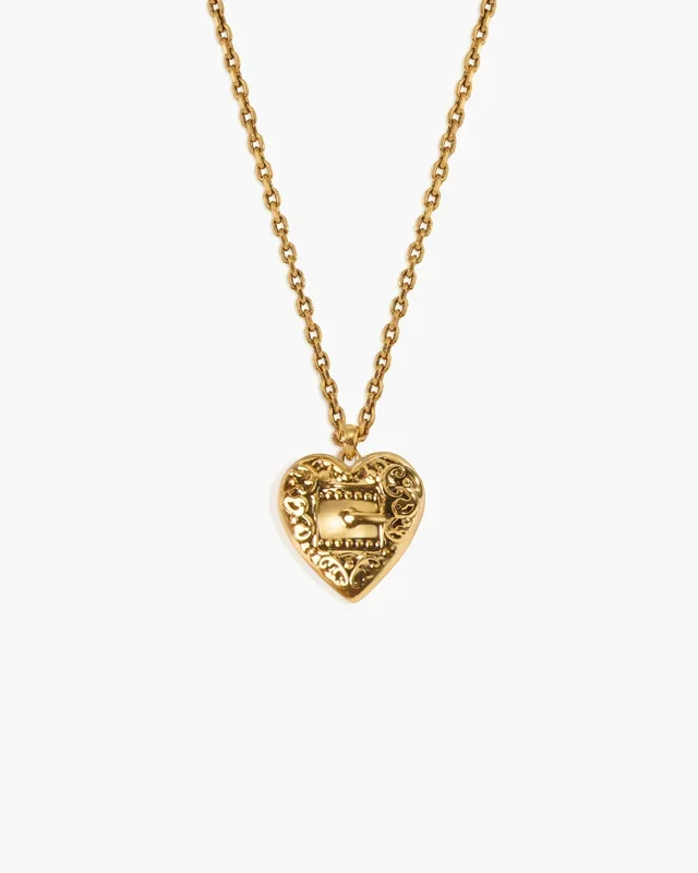 Collar con corazón y cinturón