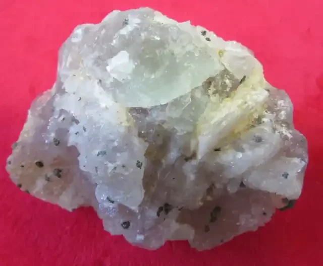 Cts FLUORITE SPECIMEN WITH CRYSTALS RB131